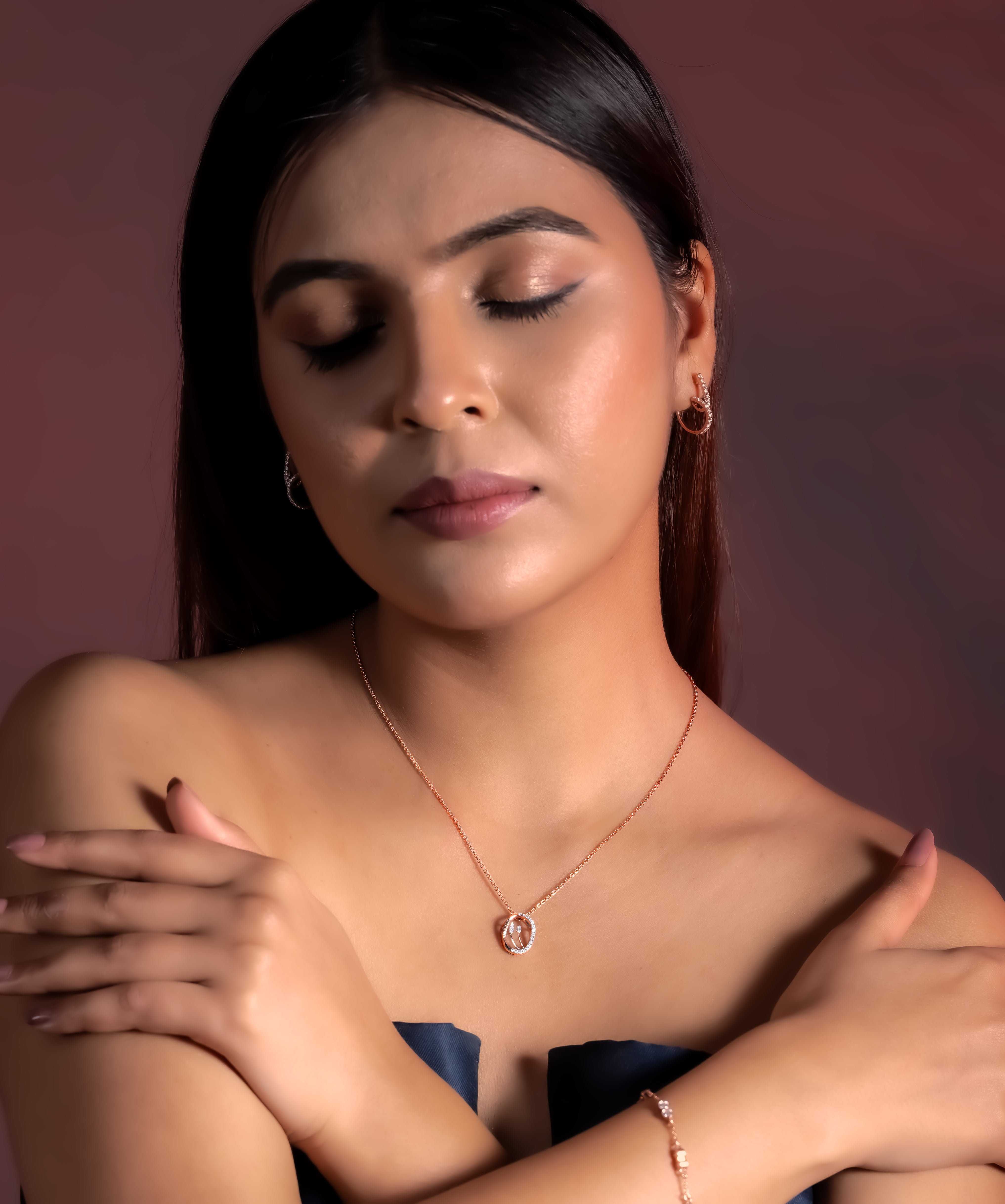 Lunévra Spark Circle Pendant